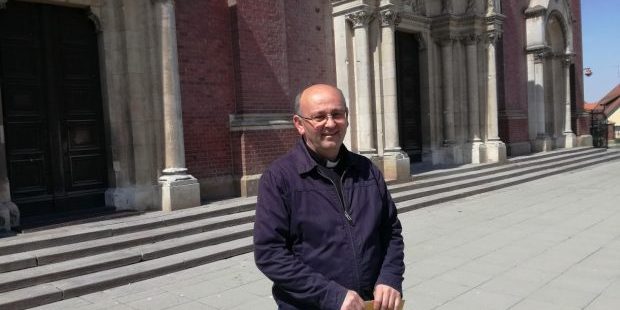 zupnik-Tomislav-Corluka-ispred-katedrale-620×400