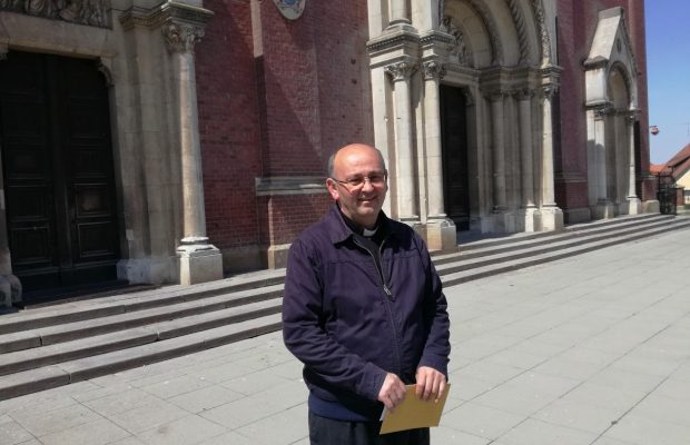 zupnik-Tomislav-Corluka-ispred-katedrale-620×400